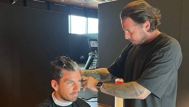 Kevin Tidl schneidet Norrie & Co. im hauseigenen Friseursalon die Haar
