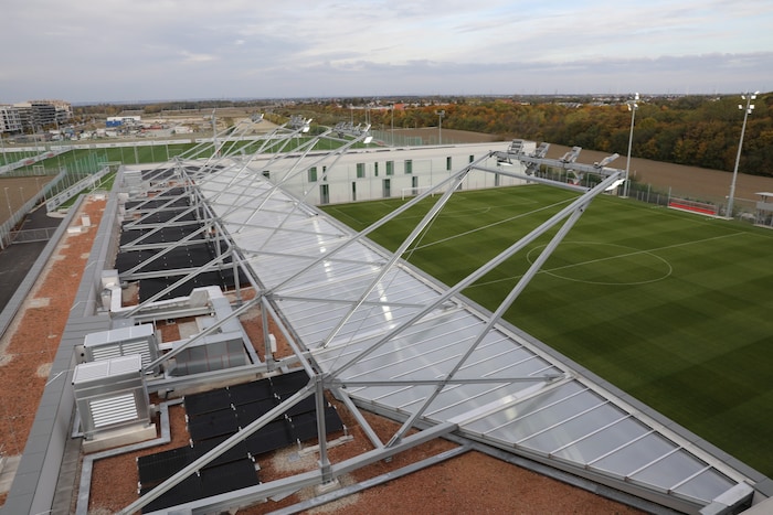 Fünf Rasenplätze wurden errichtet – darunter im Vordergrund ein Mini-Stadion.