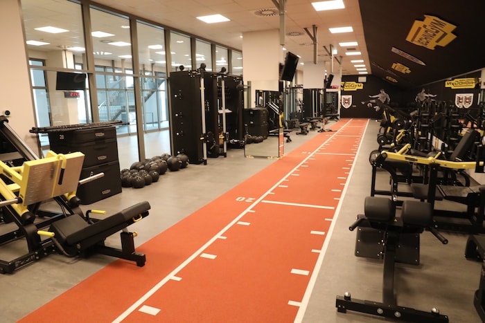 Fitness- und Kabinenräumlichkeiten runden das breite Spektrum ab.