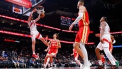 „Maskenmann“ Jakob Pöltl (li.) siegt zum Auftakt.