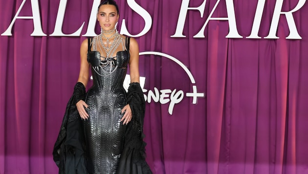 Kim Kardashian schlüpfte in einen Runway-Look von Naomi Campbell. Aber welcher Beauty steht es ...