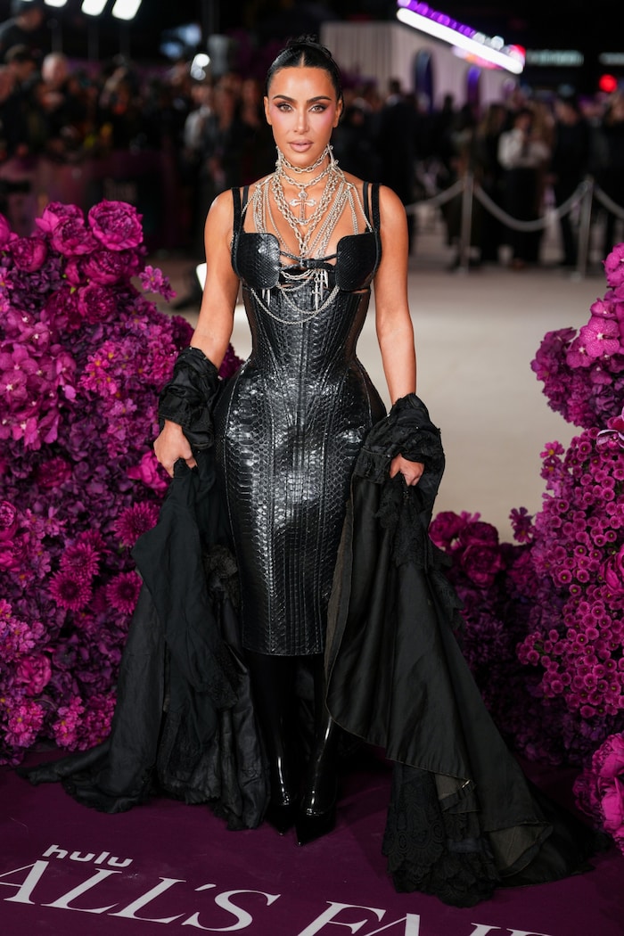 Kim Kardashian sorgte bei der „All‘s Fair“-Premiere in London für ein Blitzlichtgewitter.