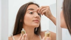 Um die Wimpern wachsen zu lassen, gibt es Stoffe, die nicht immer ganz unbedenklich sind. 