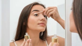 Um die Wimpern wachsen zu lassen, gibt es Stoffe, die nicht immer ganz unbedenklich sind. 
