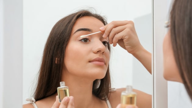 Um die Wimpern wachsen zu lassen, gibt es Stoffe, die nicht immer ganz unbedenklich sind.