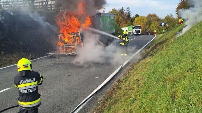 Am Lkw entstand durch den Brand ein Totalschaden.