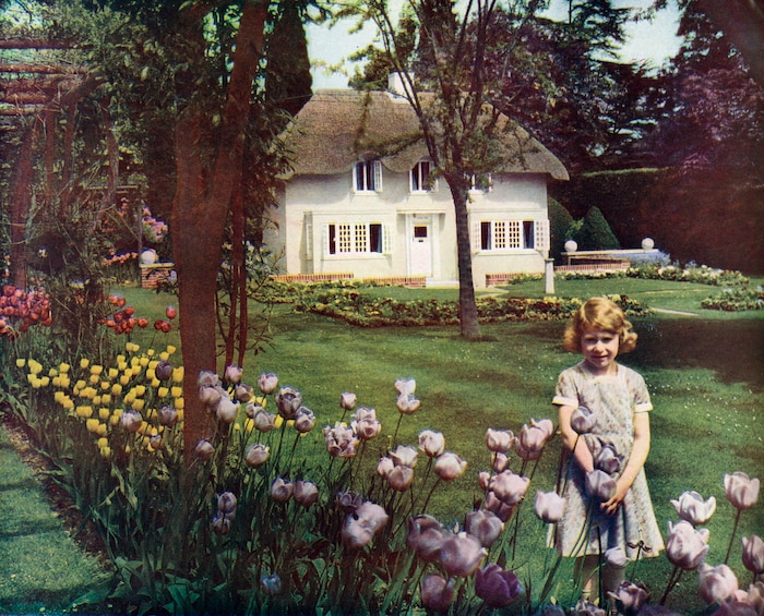 Prinzessin Elizabeth vor ihrem eigenen Miniaturhaus in der Royal Lodge in Windsor. Das Haus war ...