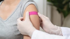 Die Corona-Impfung kann Immuntherapien gegen Krebs wirksamer machen. Forscher hoffen auf einen ...