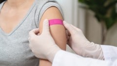 Die Corona-Impfung kann Immuntherapien gegen Krebs wirksamer machen. Forscher hoffen auf einen ...