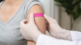 Die Corona-Impfung kann Immuntherapien gegen Krebs wirksamer machen. Forscher hoffen auf einen ...