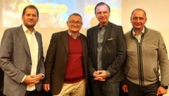 Die neuen Eigentümer Hannes Dejaco und Bernhard Tschrepitsch mit Bürgermeister Helmut Schweiger ...