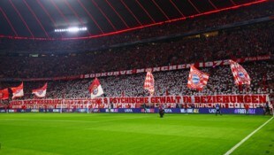 Die Bayern-Fans protestieren gegen die Rückkehr von Jerome Boetang.