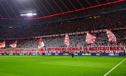 Die Bayern-Fans protestieren gegen die Rückkehr von Jerome Boetang.