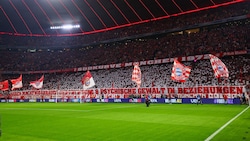 Die Bayern-Fans protestieren gegen die Rückkehr von Jerome Boetang.