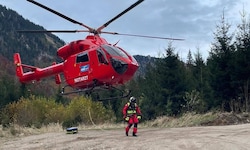 Die bewusstlose Wanderin wurde per Tau geborgen. Erstversorgt und für den Weitertransport ...
