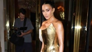 Kim Kardashian verwandelte sich für ihre Geburtstagsparty in Paris in eine goldene ...