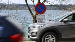 Diese Tafeln entlang des Attersees weisen auf das Parkverbot hin. Es gilt von 1. Mai bis 30. ...