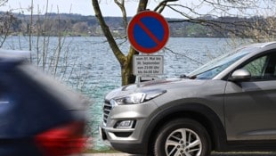 Diese Tafeln entlang des Attersees weisen auf das Parkverbot hin. Es gilt von 1. Mai bis 30. ...