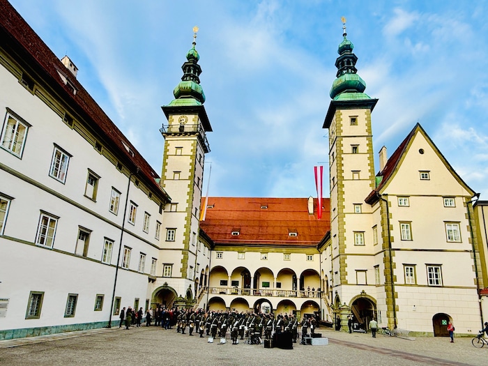 Gehisste Fahnen, blauer Himmel: Am Donnerstag hat Rohr seinen letzten Tag im Landhaus.