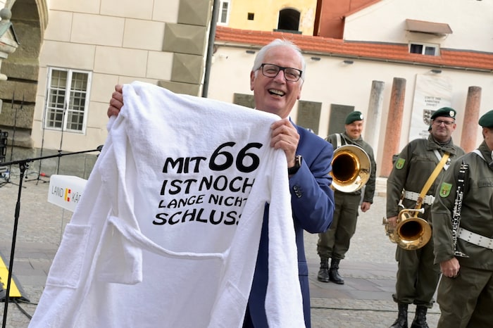 Einen besonderen Bademantel bekam der scheidende Landtagspräsident Reinhart Rohr von der ...