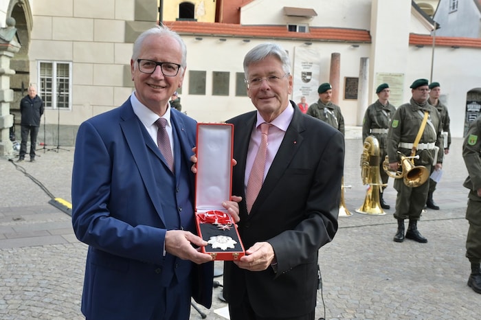 Kaiser überreichte Rohr das Große Silberne Ehrenzeichen am Bande.