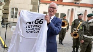 Einen besonderen Bademantel bekam der scheidende Landtagspräsident Reinhart Rohr von der ...