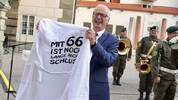 Einen besonderen Bademantel bekam der scheidende Landtagspräsident Reinhart Rohr von der ...