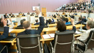 Der Vorarlberger Landtag hat sich von der Verleihung des Ehrenzeichens an Beer distanziert.