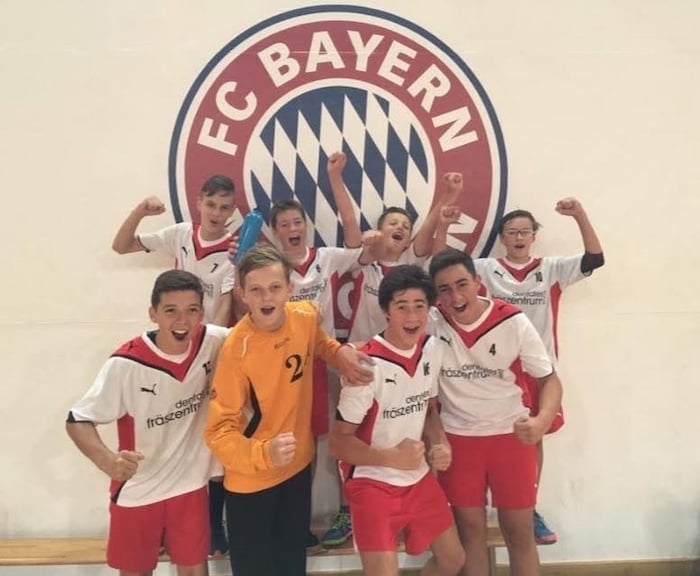 Kroiss (in Orange) war damals schon Goalie, als er gemeinsam mit Weiser (dritter von links) beim ...
