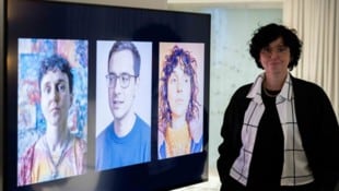 Mir Raggam-Alji in dreifacher KI-Ausfertigung in „Imitation Game“.