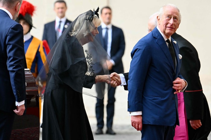 Königin Camilla und König Charles bei der Ankunft im Vatikan.