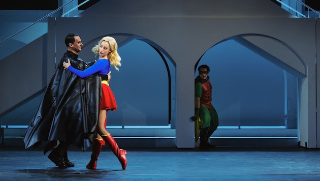 Superhelden in Venedig: Lucian Krasznec (Guido, Herzog von Urbino) mit Johanna Arrouas (Annina) ...