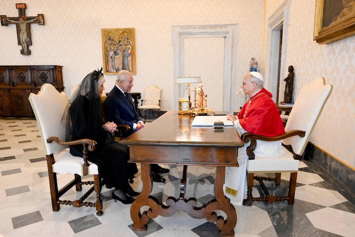 Königin Camilla und König Charles bei der Audienz.