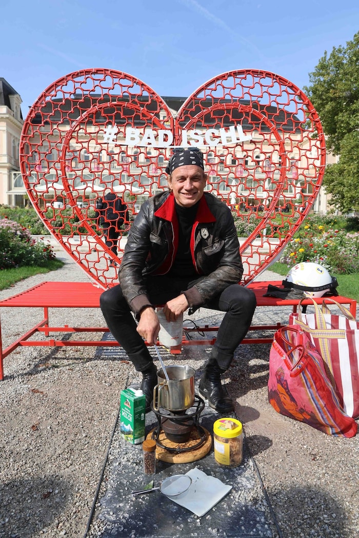 In Bad Ischl verwandelte der Schauspieler das Bankerl in eine kleine Oase und kochte für sich ...