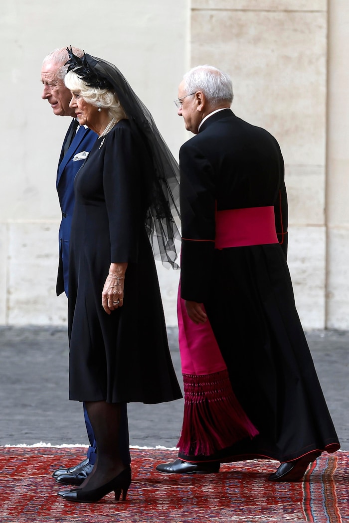 Camilla trug ganz nach Protokoll ein schwarzes Kleid, Schleier und dezenten Schmuck.