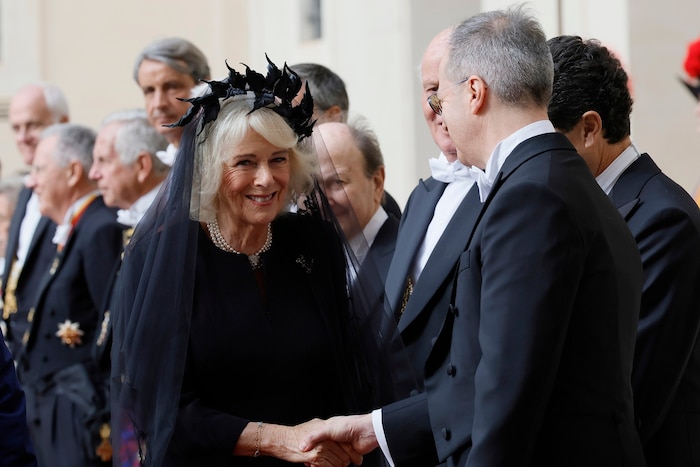 Neben einer Perlenhalskette sowie eine Brosche der verstorbenen Queen Elizabeth II.