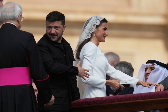 Königin Letizia – im Bild mit dem ukrainischen Präsidenten Wolodymyr Selenskyj – bei der ...