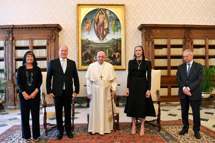 ... und beim Besuch bei Papst Franziskus in Schwarz.