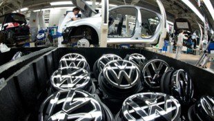 VW möchte drohende Produktionsstopps wegen der Chip-Krise mit einem neuen Zulieferer abwenden.