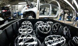 VW möchte drohende Produktionsstopps wegen der Chip-Krise mit einem neuen Zulieferer abwenden.