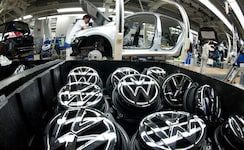 VW möchte drohende Produktionsstopps wegen der Chip-Krise mit einem neuen Zulieferer abwenden.