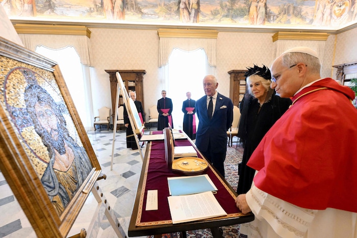 Der König und der Papst tauschten bei dem Treffen Geschenke aus.