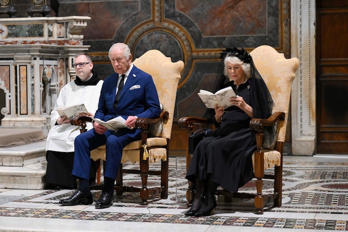 König Charles III. und Königin Camilla während des ökumenischen Gebets unter der Leitung von ...