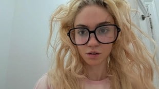 Sängerin Grimes präsentierte auf Instagram ihr neuestes Tattoo – ein Ring im Gesicht!