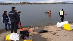 Der Wagen mit den beiden Leichen wird geborgen. Gut zu sehen ist, wie sich die Straße unter ...