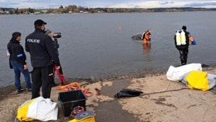 Der Wagen mit den beiden Leichen wird geborgen. Gut zu sehen ist, wie sich die Straße unter ...