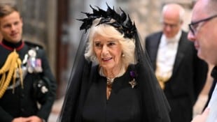 Königin Camilla erschien im Vatikan in Schwarz und mit Schleier und einer Art Krone aus ...