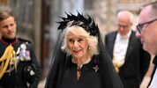 Königin Camilla erschien im Vatikan in Schwarz und mit Schleier und einer Art Krone aus ...