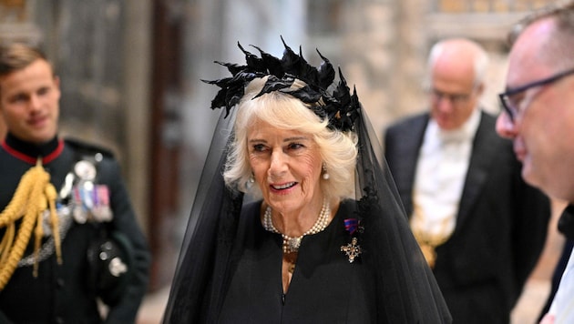 Königin Camilla erschien im Vatikan in Schwarz und mit Schleier und einer Art Krone aus ...