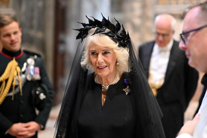 Camillas Mantilla wirkte wie ein Schleier mit einer Krone aus schwarzen Blättern.